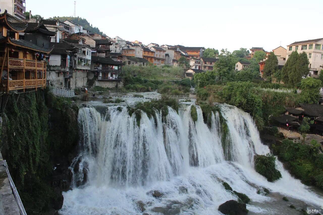 一座掛在瀑布上的古鎮(zhèn)，水靈地靈芙蓉鎮(zhèn)