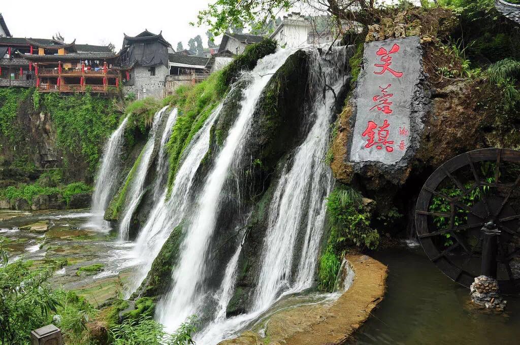 一座掛在瀑布上的古鎮(zhèn)，水靈地靈芙蓉鎮(zhèn)