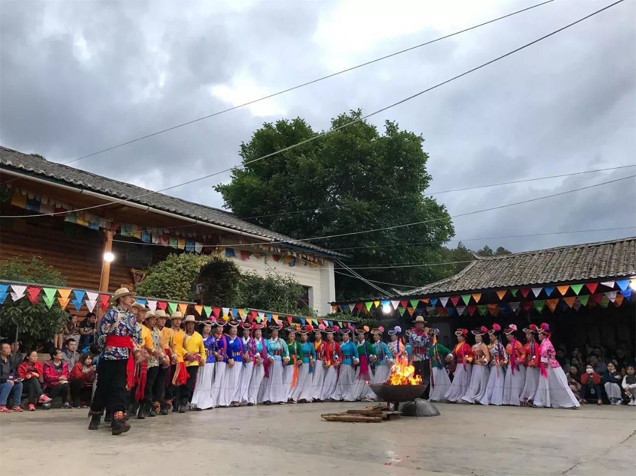 瀘沽湖·野火集，時(shí)光匆忙別錯(cuò)過年輕的瘋狂