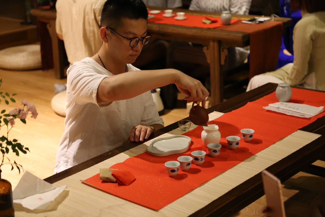 塘棲古鎮(zhèn)小茶姑娘，古鎮(zhèn)溪邊沐浴清風(fēng)滌蕩心靈