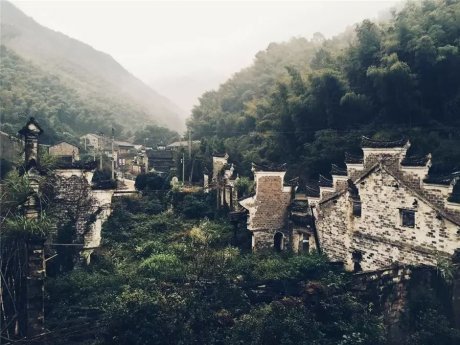 棲霞山居，溪流環(huán)繞在古村落捕魚看霞光