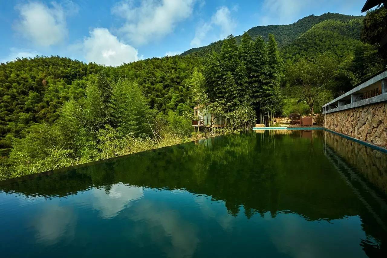 山中傳奇，800米高山無邊泳池