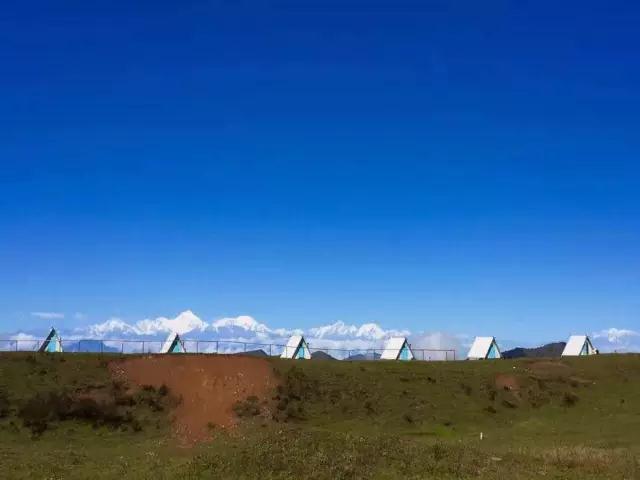 雅安轎頂山懸崖云海木屋