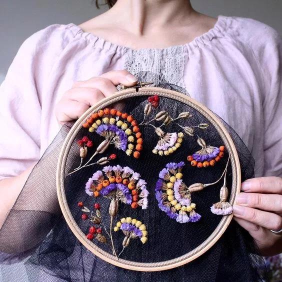 手工刺繡藝術：Olga Prinku 鮮花刺繡