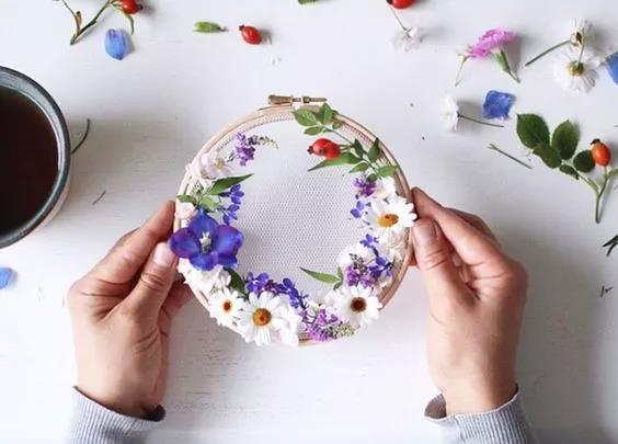 手工刺繡藝術：Olga Prinku 鮮花刺繡