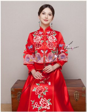 牡丹花刺繡新娘結(jié)婚禮服，波浪紋邊中式禮服