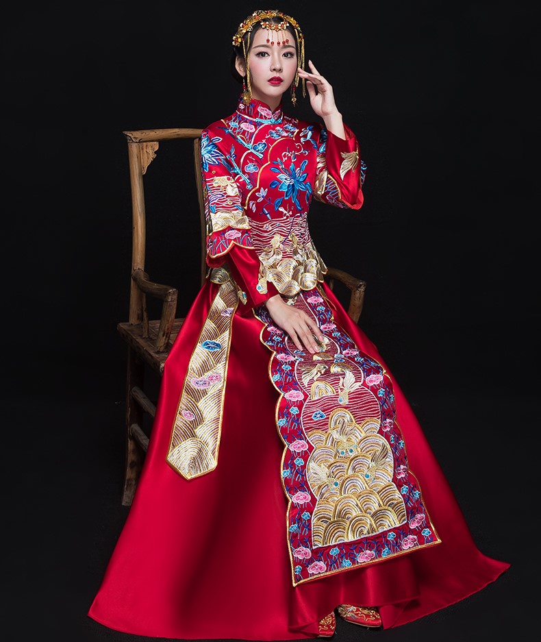 古典花紋刺繡中式禮服，新娘結(jié)婚禮服