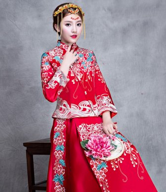 漫天繁花刺繡中式禮服，新娘結(jié)婚禮服