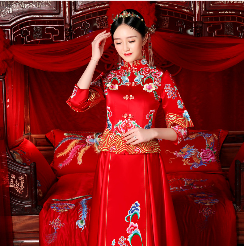 花團(tuán)錦簇中式禮服，新娘結(jié)婚禮服