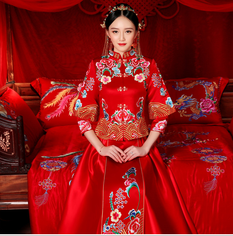 花團(tuán)錦簇中式禮服，新娘結(jié)婚禮服