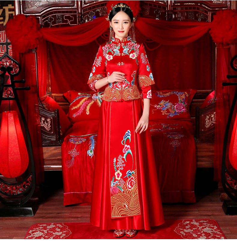 花團(tuán)錦簇中式禮服，新娘結(jié)婚禮服