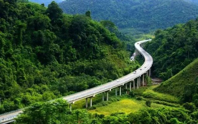 十條最適合自駕出游的中國風(fēng)景公路，一路美景