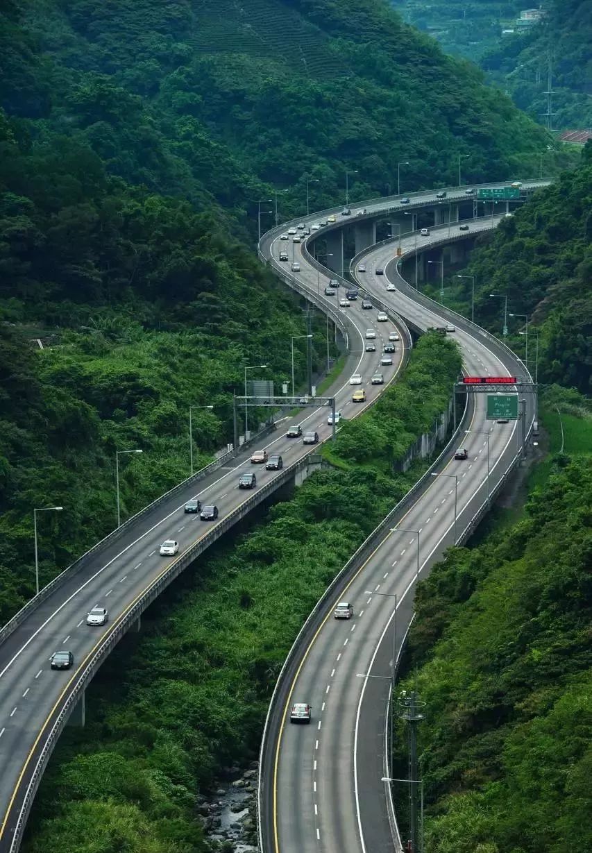 十條最適合自駕出游的中國風(fēng)景公路，一路美景