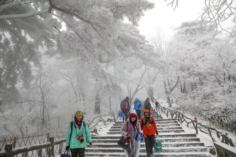 雪后黃山風(fēng)景宛如人間仙境，舞一曲雪中霓裳羽