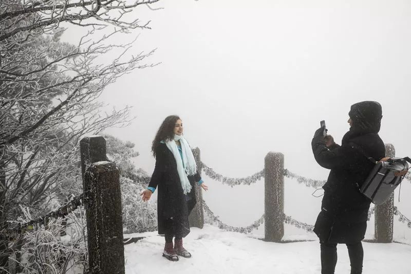 雪后黃山風(fēng)景宛如人間仙境，舞一曲雪中霓裳羽