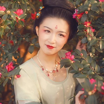 嬌艷紅花帶團扇女生頭像：唯美古風真人頭像