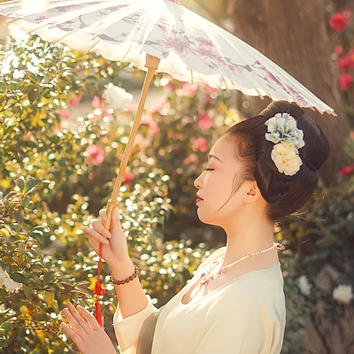 嬌艷紅花帶團扇女生頭像：唯美古風真人頭像