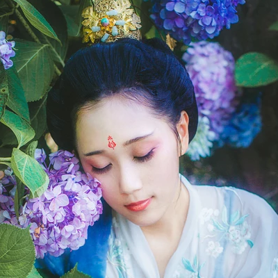 藍(lán)顏花艷帶傘女生頭像，唯美古風(fēng)真人頭像