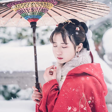 身紅披風(fēng)持傘賞雪女生頭像，唯美古風(fēng)真人頭像