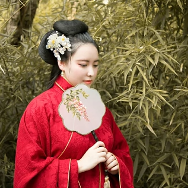 紅衣持團(tuán)扇女生頭像，唯美古風(fēng)真人頭像