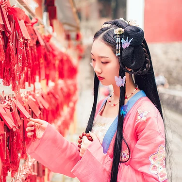 殷紅帶團(tuán)扇女生頭像，唯美古風(fēng)真人頭像