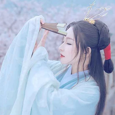 淡雅櫻花帶折扇女生頭像，唯美古風(fēng)真人頭像