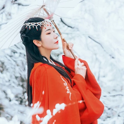 優(yōu)雅紅衣白雪女生頭像，唯美古風真人頭像