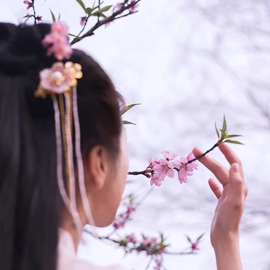 桃花粉黛帶傘女生頭像，唯美古風(fēng)真人頭像