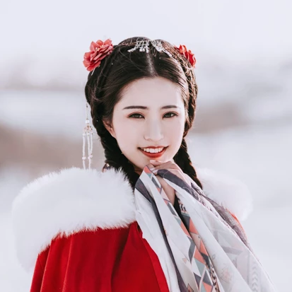 風雪中紅披風女生頭像，唯美古風真人頭像