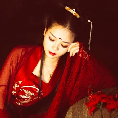 夜晚彼岸花紅衣女生頭像，唯美古風(fēng)真人頭像