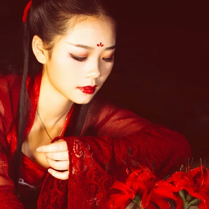 夜晚彼岸花紅衣女生頭像，唯美古風(fēng)真人頭像