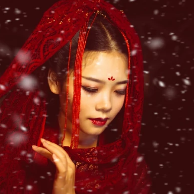 夜晚彼岸花紅衣女生頭像，唯美古風(fēng)真人頭像