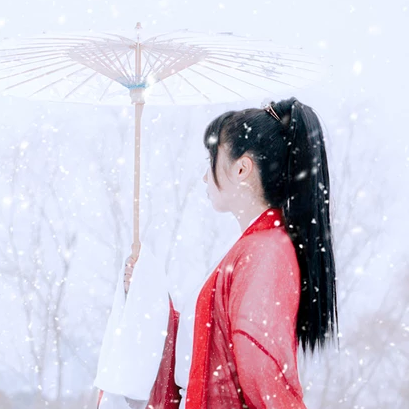 初雪紅衣俠客女生頭像，唯美古風真人頭像