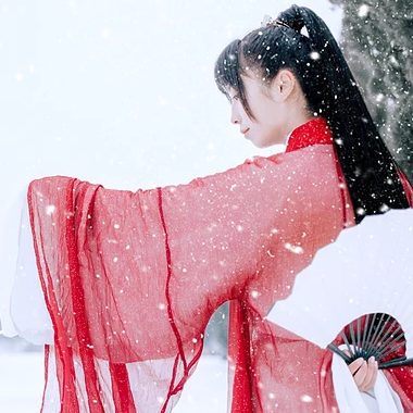 初雪紅衣俠客女生頭像，唯美古風真人頭像