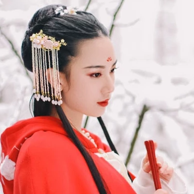 寒雪紅披風女生頭像，唯美古風真人頭像