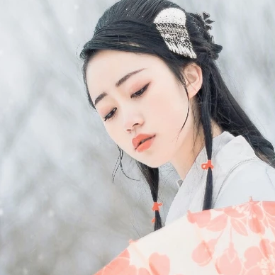 白衣素雪帶傘女生頭像，唯美古風(fēng)真人頭像