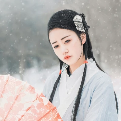 白衣素雪帶傘女生頭像，唯美古風(fēng)真人頭像