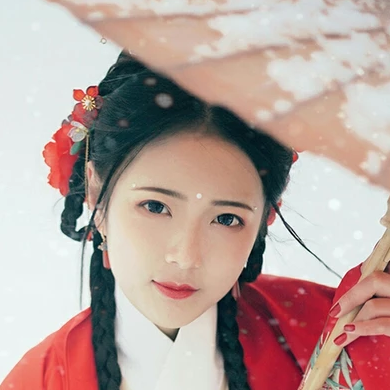 冷艷紅衣白雪女生頭像，唯美古風真人頭像