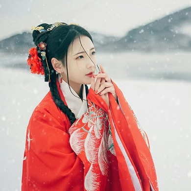 冷艷紅衣白雪女生頭像，唯美古風真人頭像