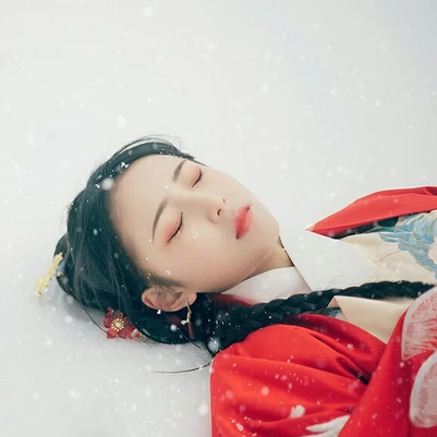 冷艷紅衣白雪女生頭像，唯美古風真人頭像