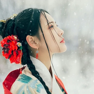 冷艷紅衣白雪女生頭像，唯美古風(fēng)真人頭像