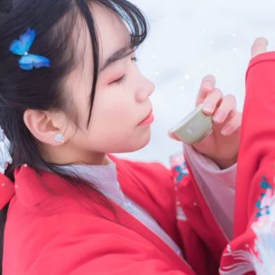 白雪紅衣女生頭像，唯美古風(fēng)真人頭像