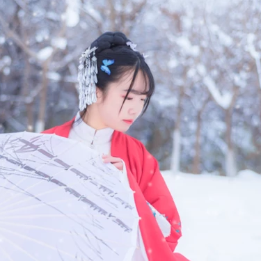 白雪紅衣女生頭像，唯美古風(fēng)真人頭像