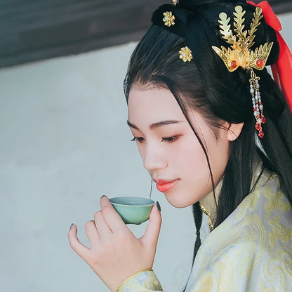 樹(shù)蔭帶團(tuán)扇女生頭像，唯美古風(fēng)真人頭像