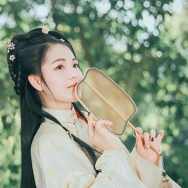 樹(shù)蔭帶團(tuán)扇女生頭像，唯美古風(fēng)真人頭像