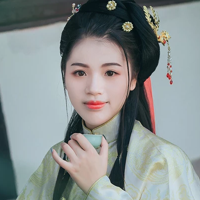 樹(shù)蔭帶團(tuán)扇女生頭像，唯美古風(fēng)真人頭像