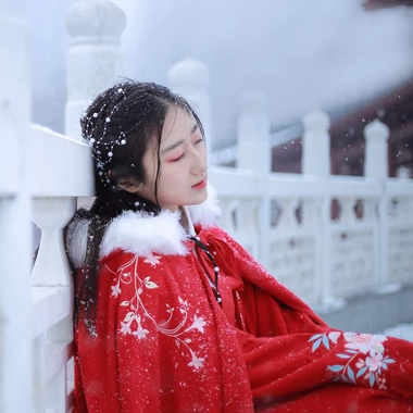 雪飄飄紅衣帶傘女生頭像，唯美古風(fēng)真人頭像