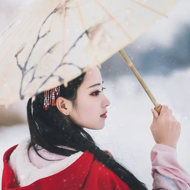 初雪紅披風(fēng)帶傘女生頭像，唯美古風(fēng)真人頭像