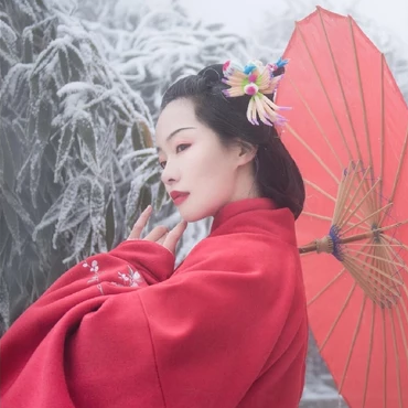 梅花雪紅衣女生頭像，唯美古風(fēng)真人頭像