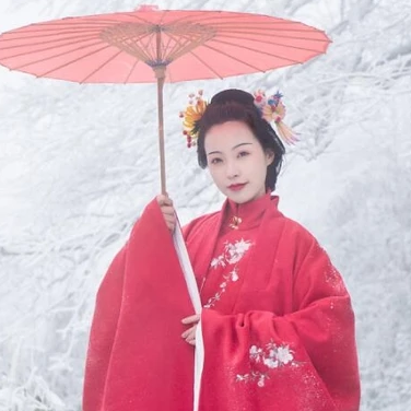 梅花雪紅衣女生頭像，唯美古風(fēng)真人頭像